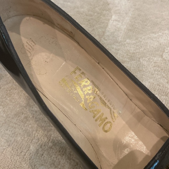 Vintage Salvatore Ferragamo Patent Leather with Suede Bows, Patent Pumps size 9! - Picture 4 of 5